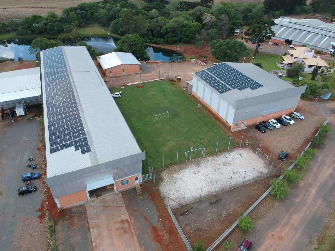 Vista aérea dos sistemas fotovoltaicos instalados pela JRS Engenharia na Belasul em Erechim/RS