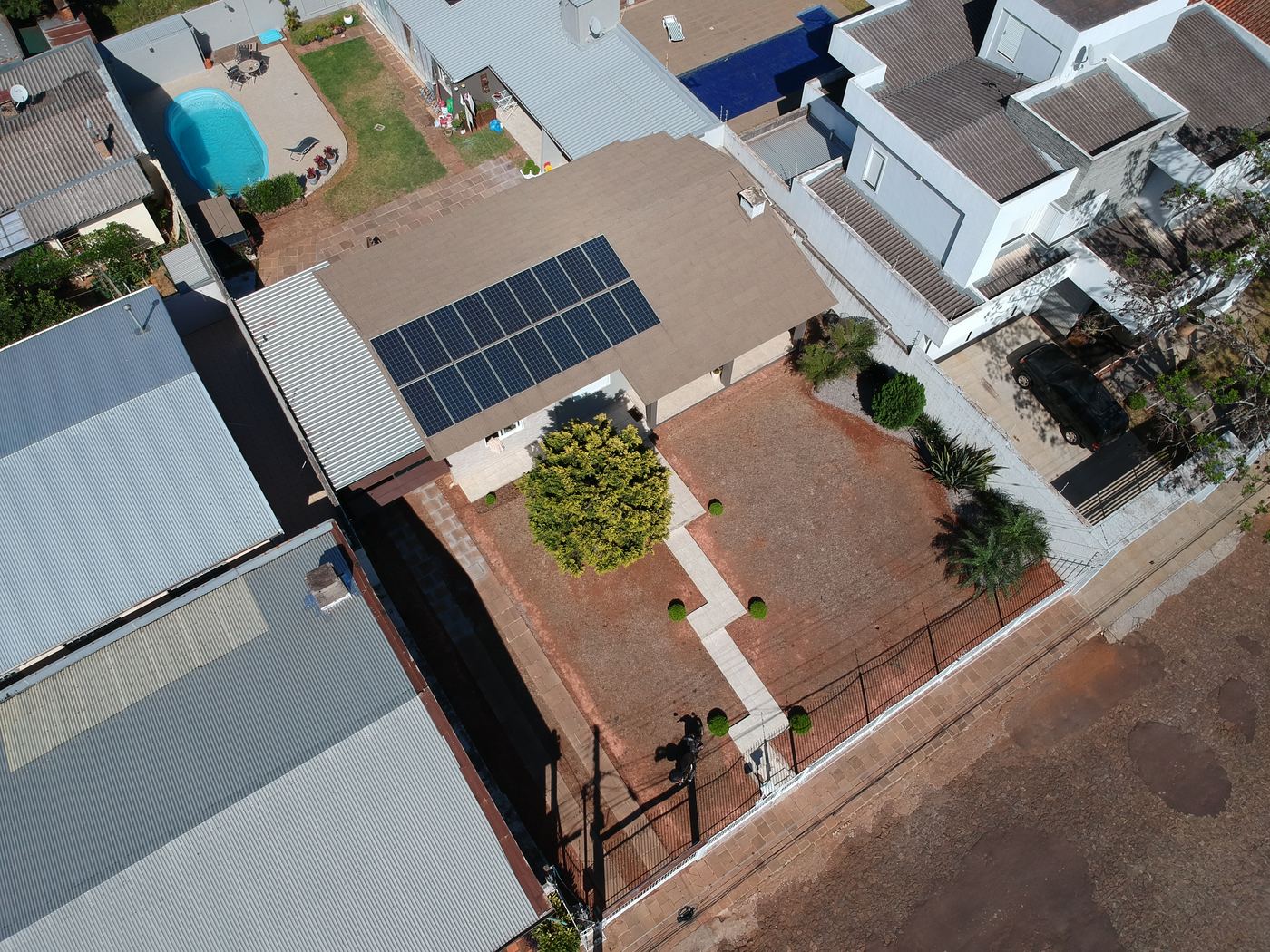 Vista aérea de sistema fotovoltaico residencial instalado pela JRS Engenharia