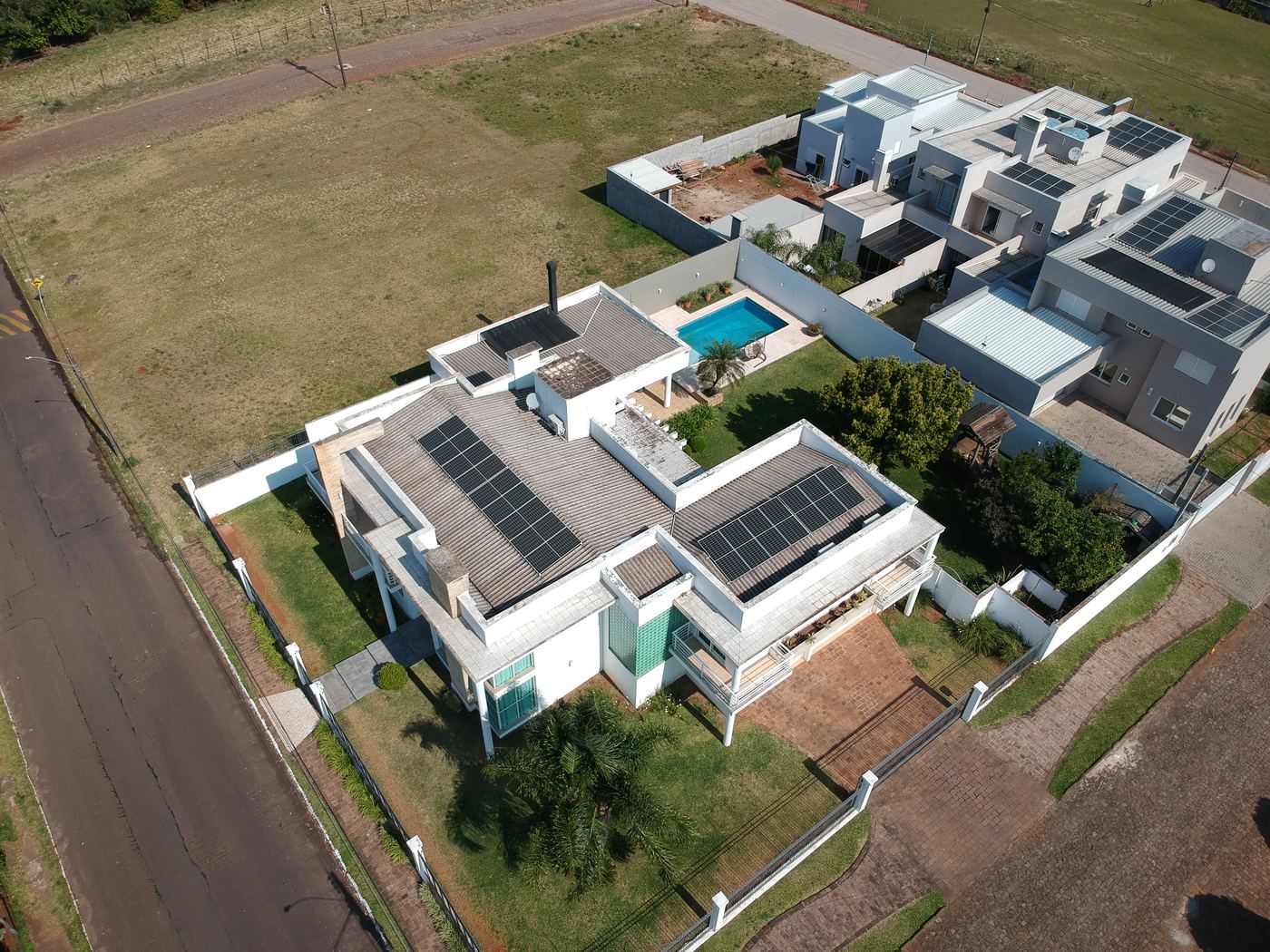Energia solar em residência de alto padrão instalada pela JRS Engenharia