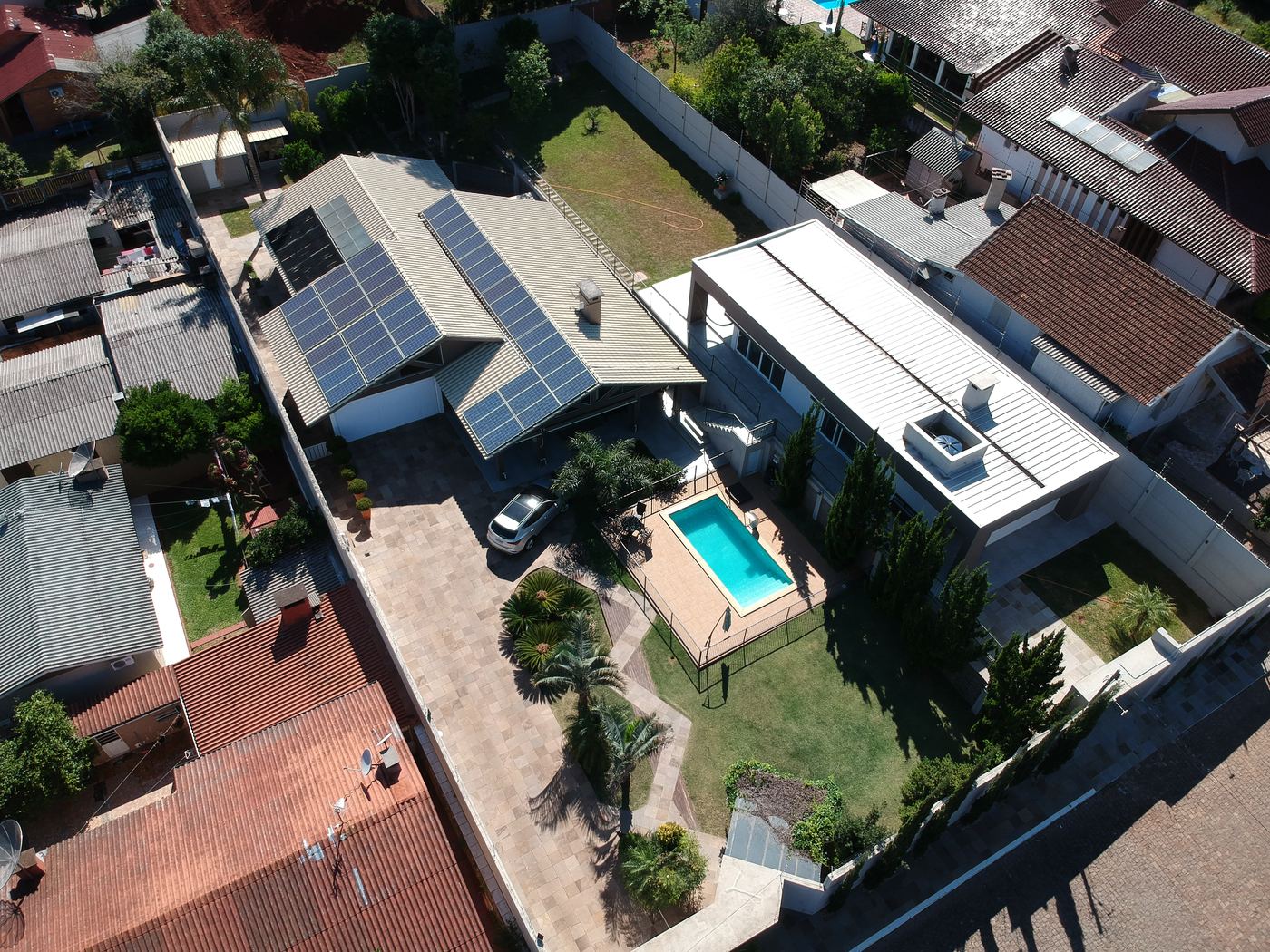 Sistema fotovoltaico residencial com piscina instalado pela JRS Engenharia