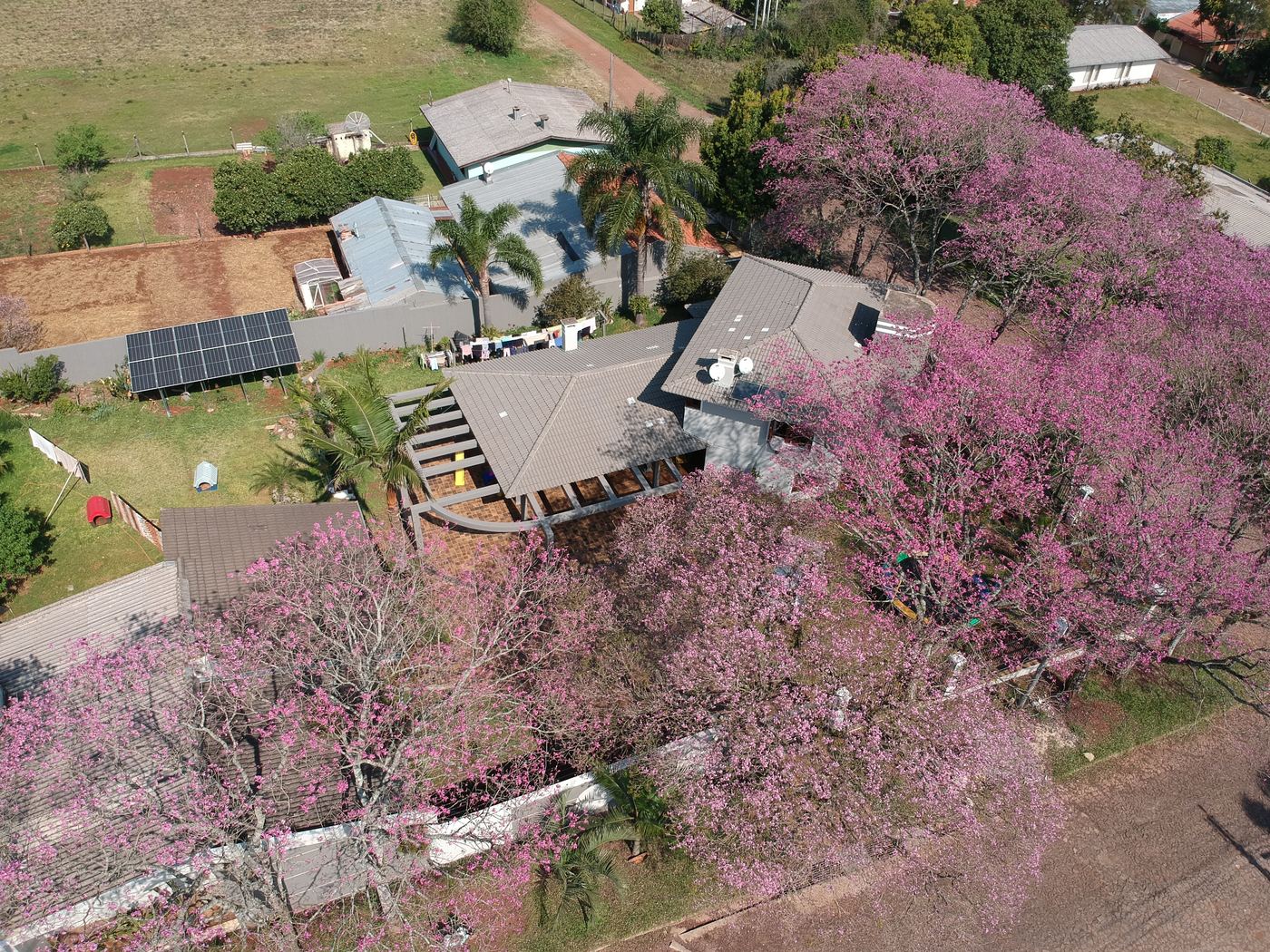 Sistema de energia solar instalado pela JRS Engenharia em residência na Morada do Ipê