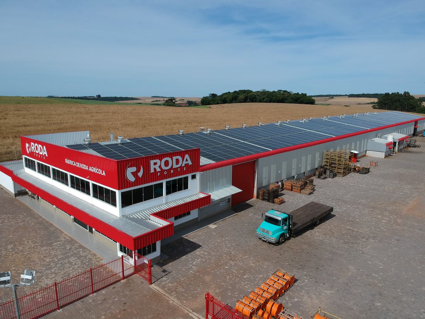 Sistema fotovoltaico de 332 kWp instalado pela JRS Engenharia na fábrica Roda Forte
