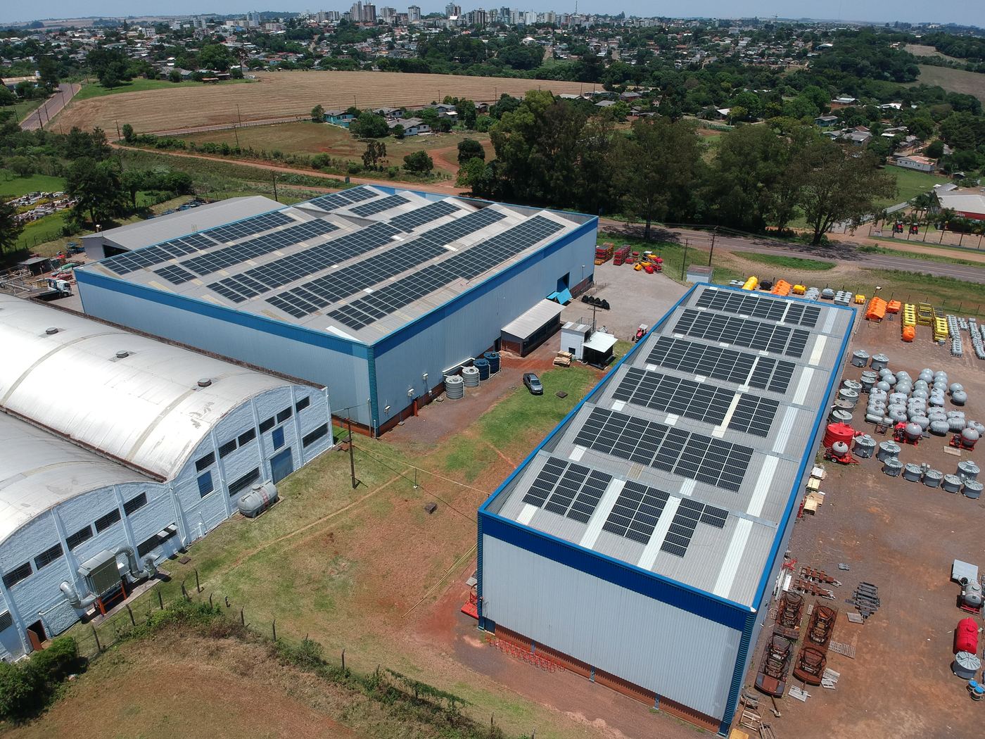 Sistema fotovoltaico de 605 kWp instalado pela JRS Engenharia nos telhados industriais da Rotoplastyc