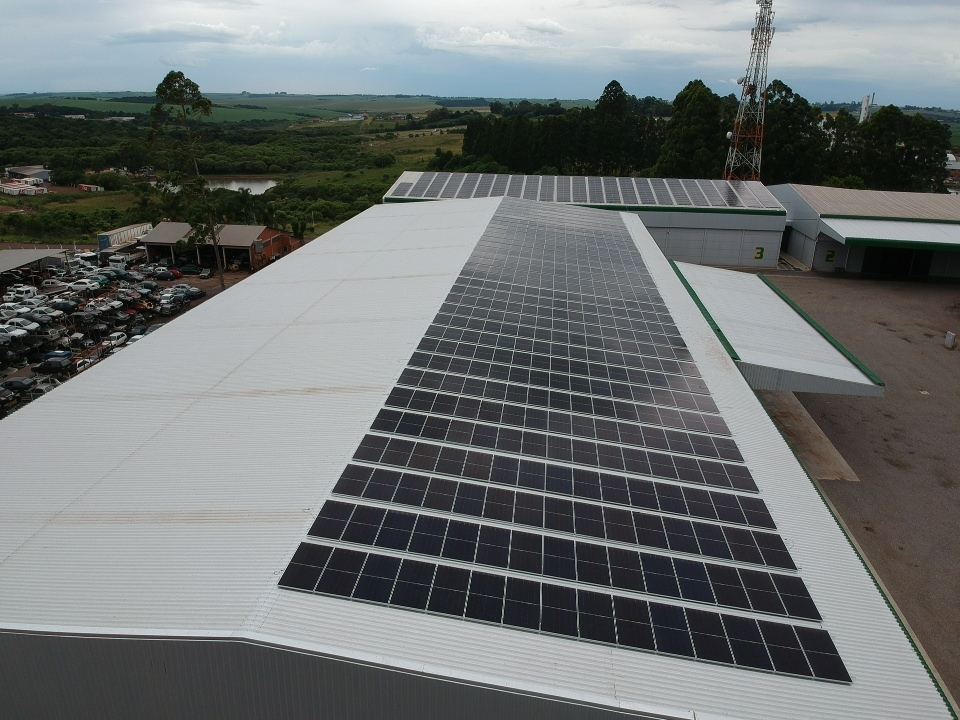 Sistema fotovoltaico de 650 kWp instalado pela JRS Engenharia no telhado da Sementes Tombini
