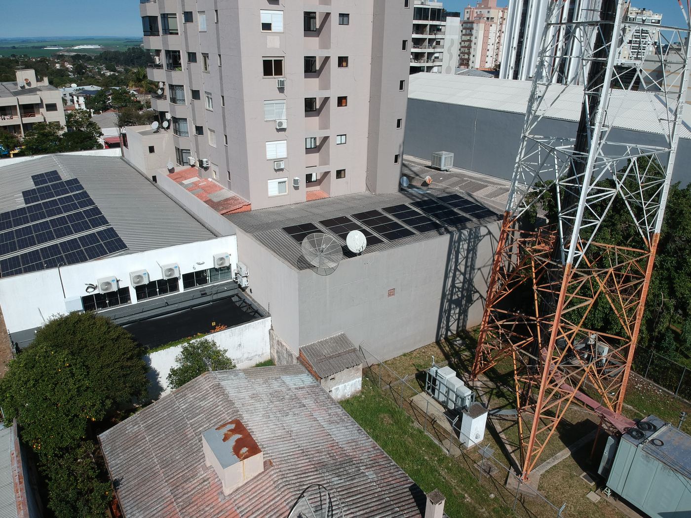 Sistema fotovoltaico em condomínio e sala comercial instalado pela JRS Engenharia