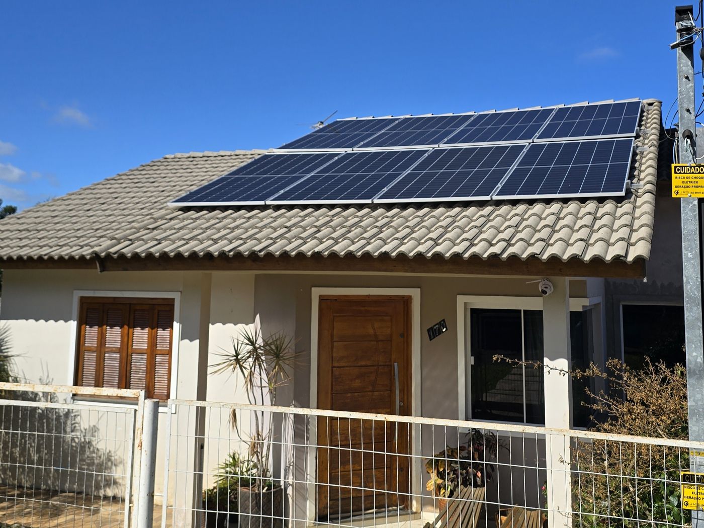 Sistema de energia solar residencial instalado pela JRS Engenharia