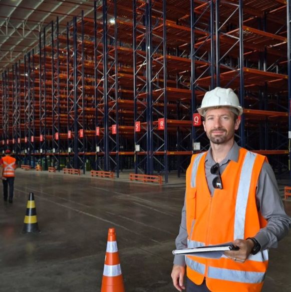Engenheiro da JRS em vistoria técnica no centro de distribuição da TW Transportes em Montenegro/RS